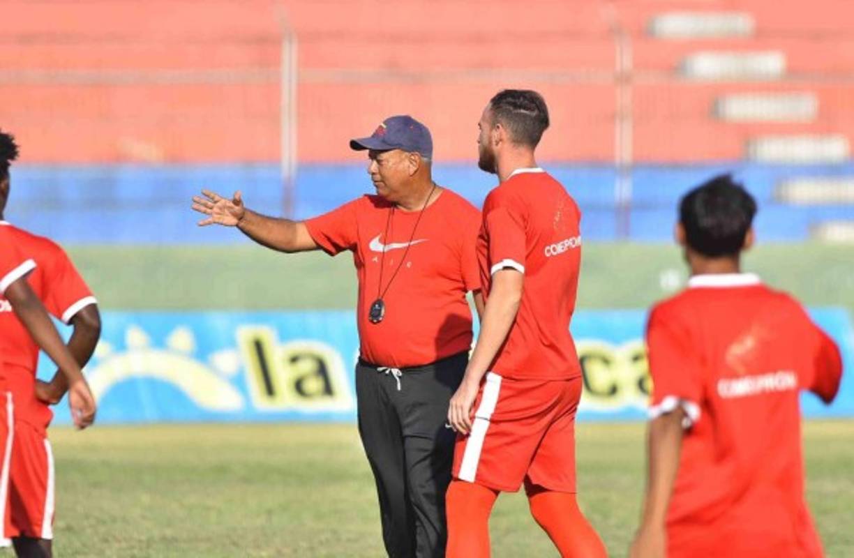 David Fúñez se ha presentado a las prácticas del Vida. 'Estaría dispuesto a trabajar con el profesor como asistente técnico si me lo propone', indicó.
