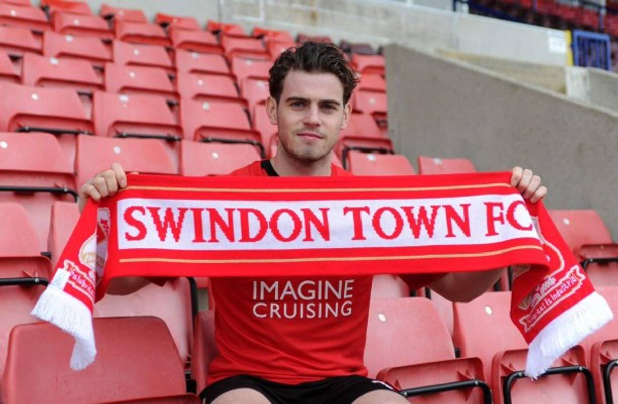 El joven defensa Dion Conroy se va al Swindon Town, equipo perteneciente a la League One.
