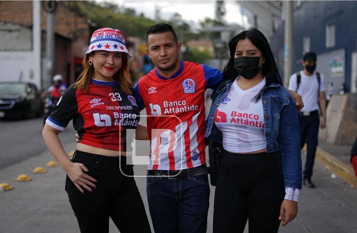 Esta afortunado hincha del Olimpia con dos guapas seguidoras del club albo.