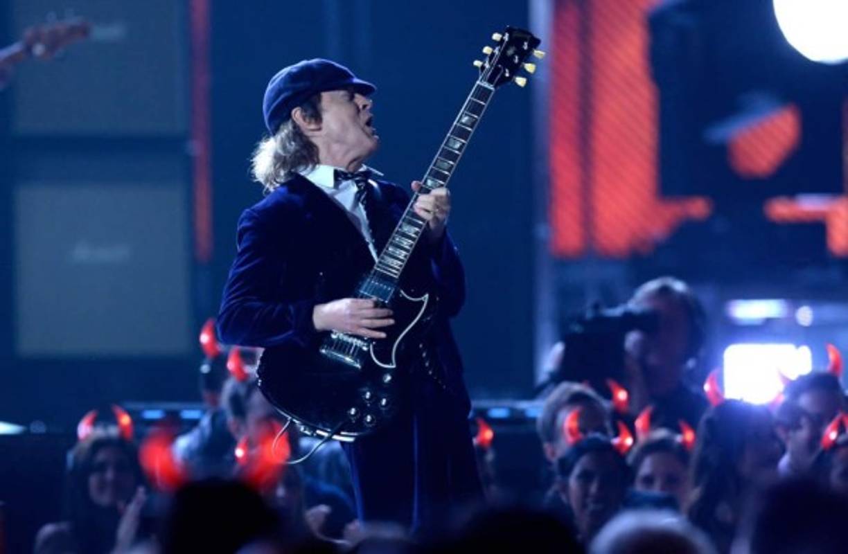 El show de los GRAMMY abrió con la presentación de los legendarios AC/DC.