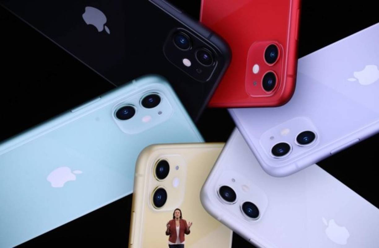 La sorpresa de Apple fue la reducción del precio de partida del dispositivo, de 699 dólares, por debajo de la opción más económica del iPhone XR lanzado hace un año, de 749 dólares, aunque entonces también presentó modelos de alta gama, como el iPhone XS (999 dólares).