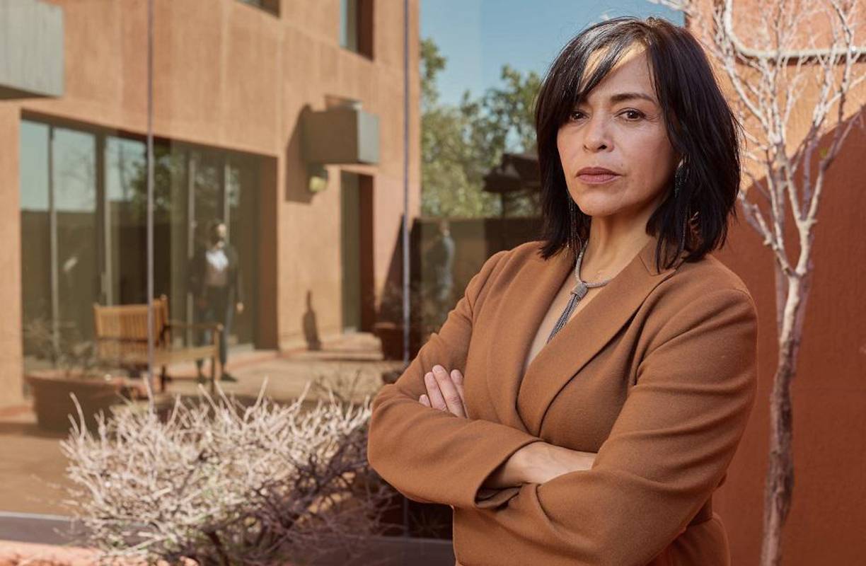 Una larga lista de actrices y cantantes del medio del espectáculo que supuestamente han tenido nexos con el narcotráfico en México son exhibidos en el libro Emma y las Otras Señoras del Narco, que acaba de publicar la reconocida periodista Anabel Hernández. “Los nombres que están aquí son los que, espontáneamente, en la mecánica de mi investigación surgieron, ni más ni menos, ni una palabra más, ni una palabra menos”, asegura la experta.