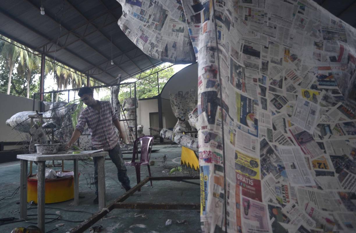 Los organizadores llevan semanas elaborando las chimeneas gigantes.