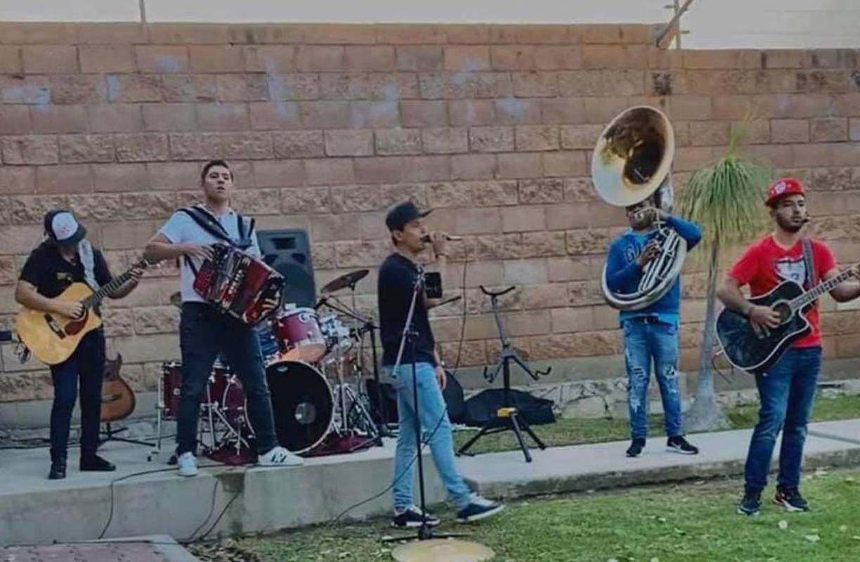 Uno de los más recientes temas que se lanzó fue ‘El imperio del árabe 7-7’, que es una colaboración de Mario Lemus y su Código 7 con la Banda Puro Grullo en el que hablan sobre Nemesio Oseguera Cervantes e incluso en la portada del sencillo se puede apreciar una foto de ‘El Mencho’ con fondo rojo.