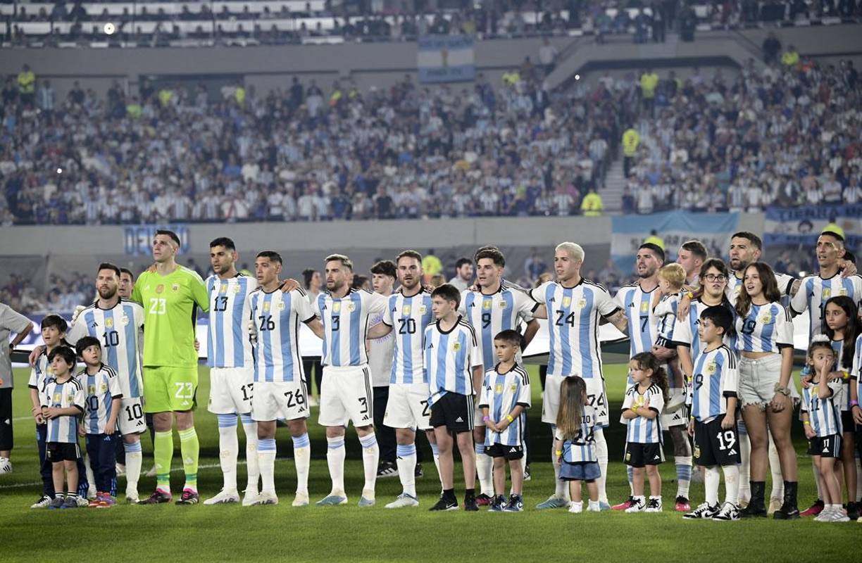 Los jugadores argentinos posaron con sus familiares durante los himnos nacionales previo al partido.