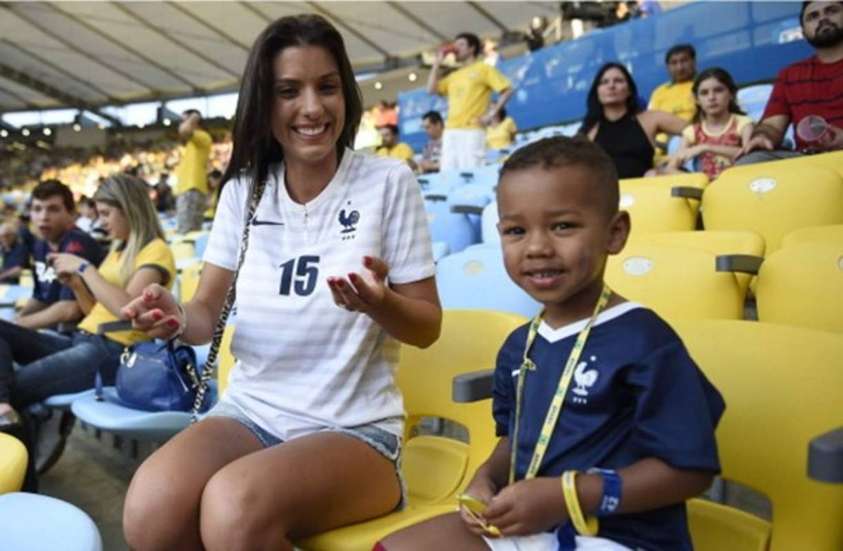 Lleva a su hijo a los estadios para que apoye a su padre.