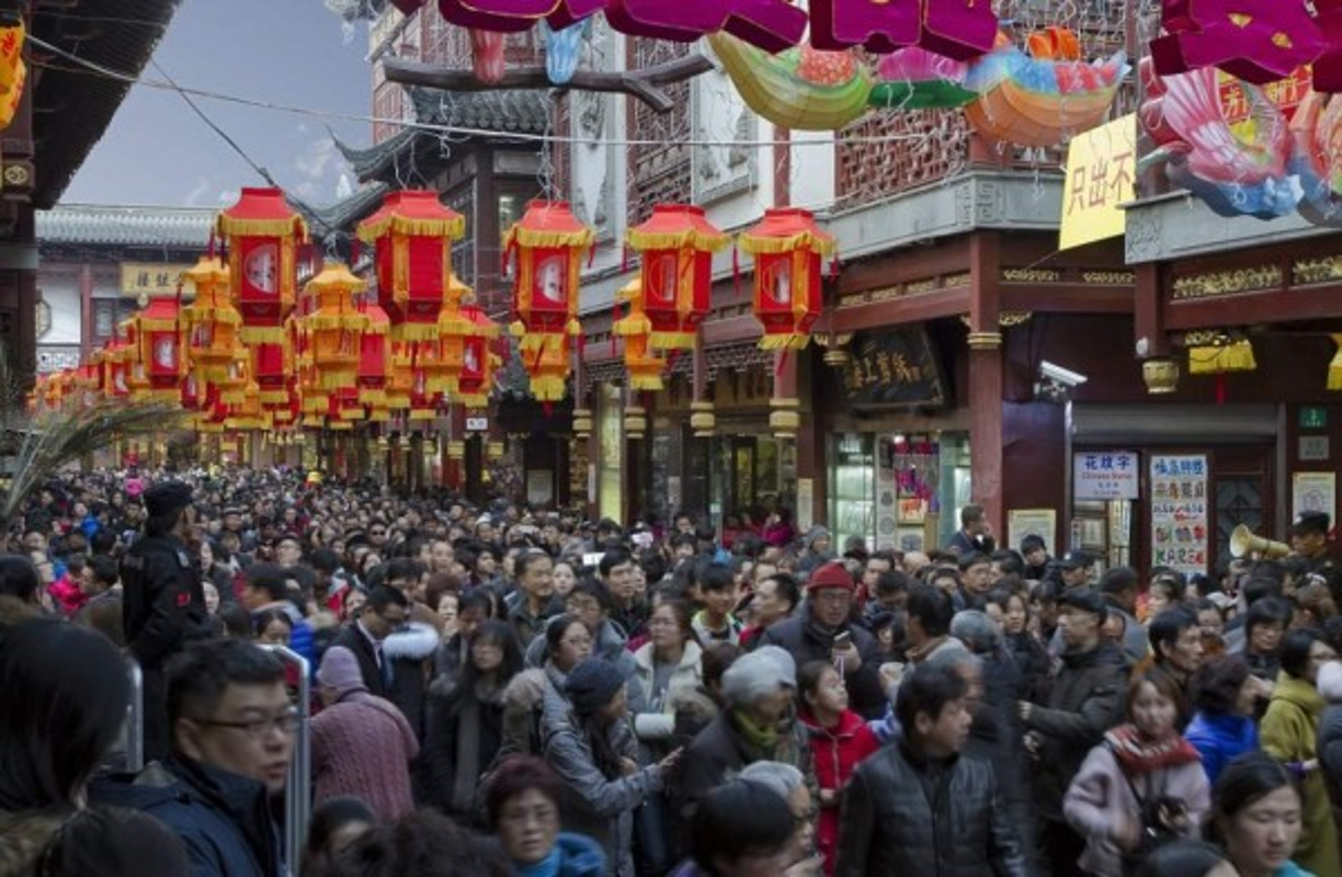 Se estima que tras la abolición de la política de un solo hijo, a finales del año pasado, la cifra de habitantes de China muy probablemente irá aumentando.