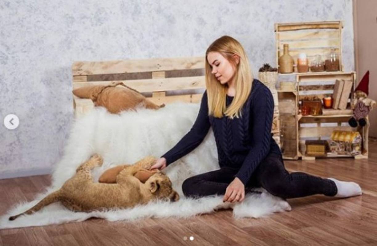 En febrero, una mujer de 42 años sufrió el mismo accidente que la luchadora rusa en la bañera de su casa de Moscú, al caerle el teléfono cuando se hacía una selfie en la bañera.