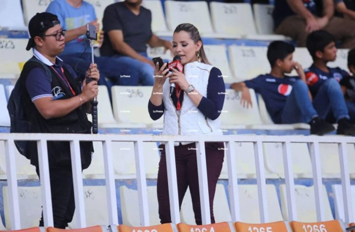 La hermosa periodista Tanya Rodríguez de Diario LA PRENSA robó suspiros en el estadio Nacional de Tegucigalpa.