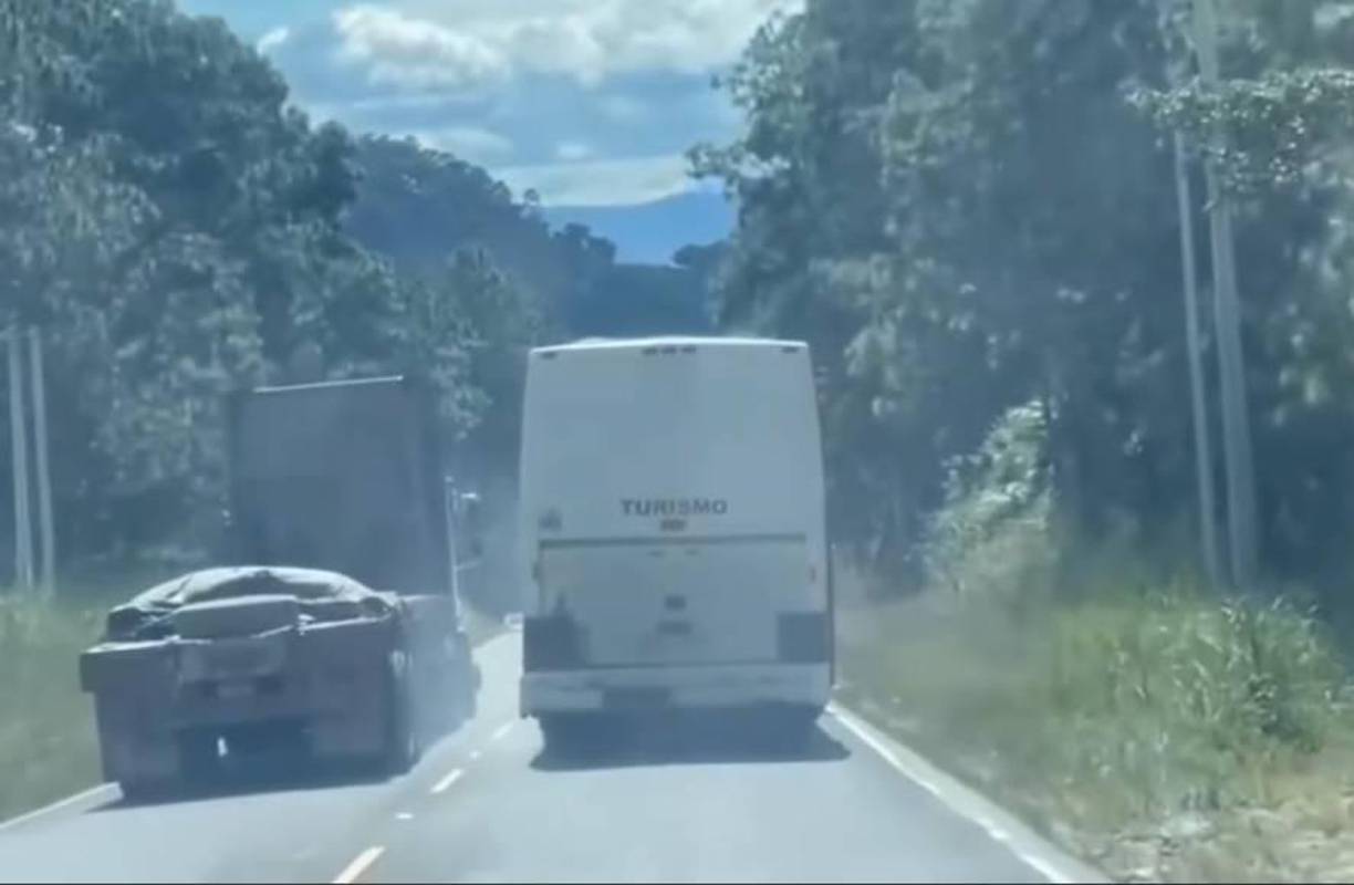 El experimentado conductor de vehículos pesados se percató de que un autobús iba sin frenos cuando bajaba una pendiente en El Portillo. 