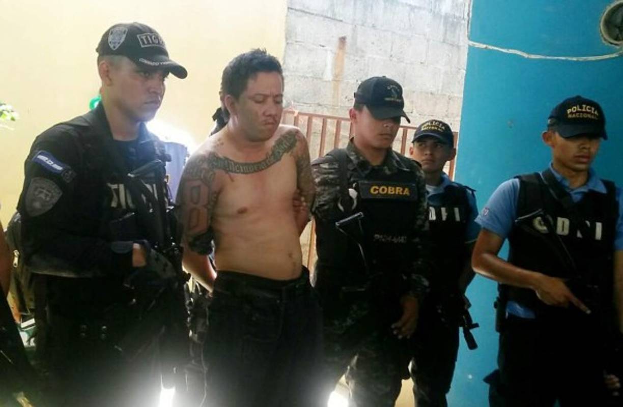 Al pandillero le decomisaron armas, droga y cartas extorsivas.