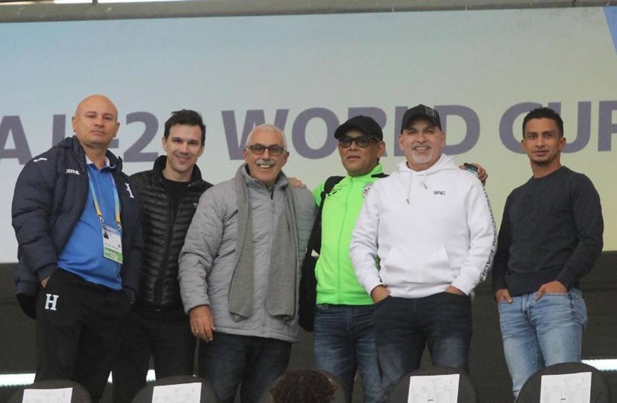Los directivos de Marathón, Orinson Amaya, Rolin Peña y Mario Berríos, estuvieron en el estadio de La Plata junto a Manuel Keosseián, ex entrenador verdolaga.