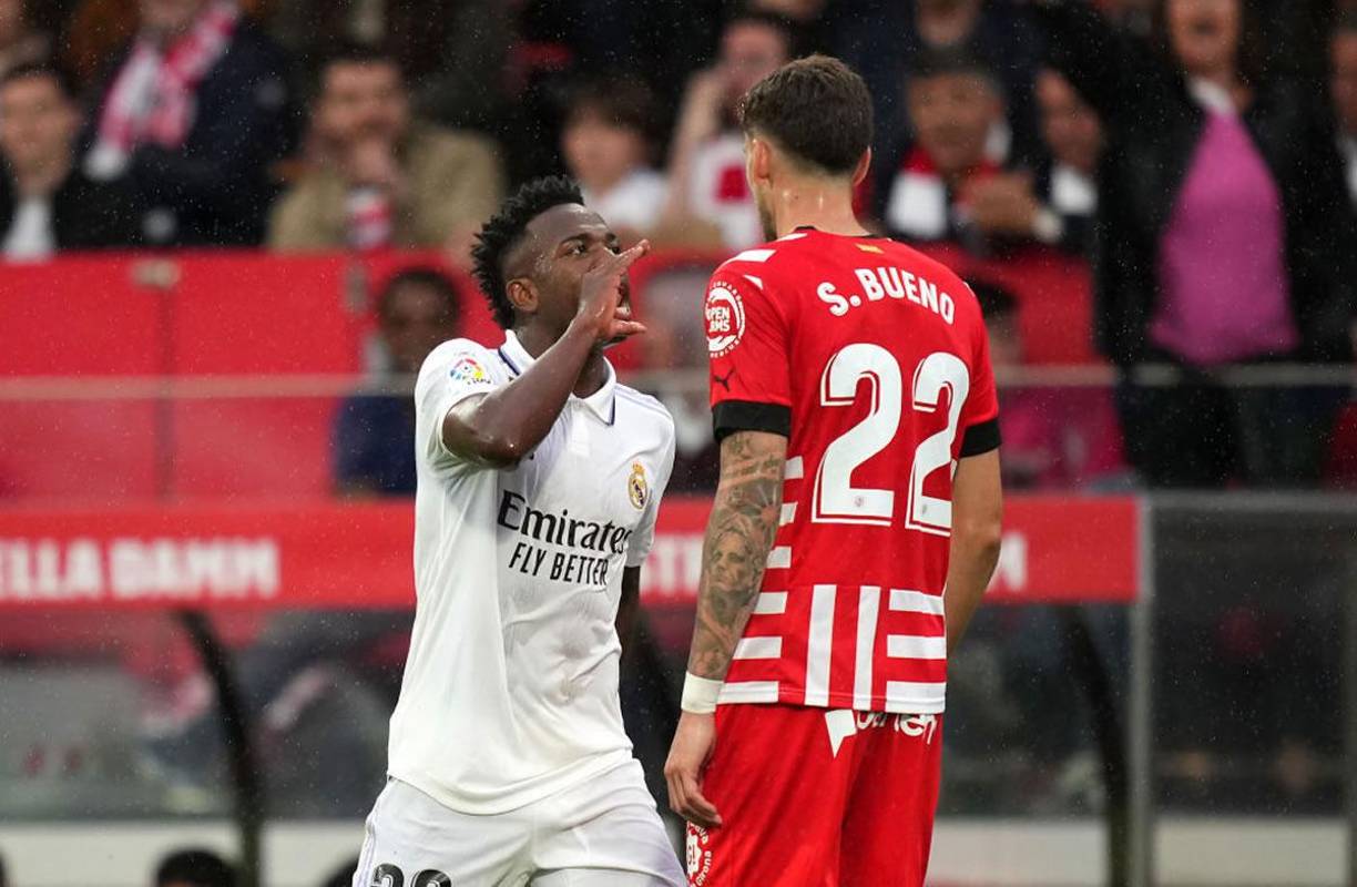 Vinicius también se encaró con el defensa uruguayo Santiago Bueno, quien le hizo una falta.