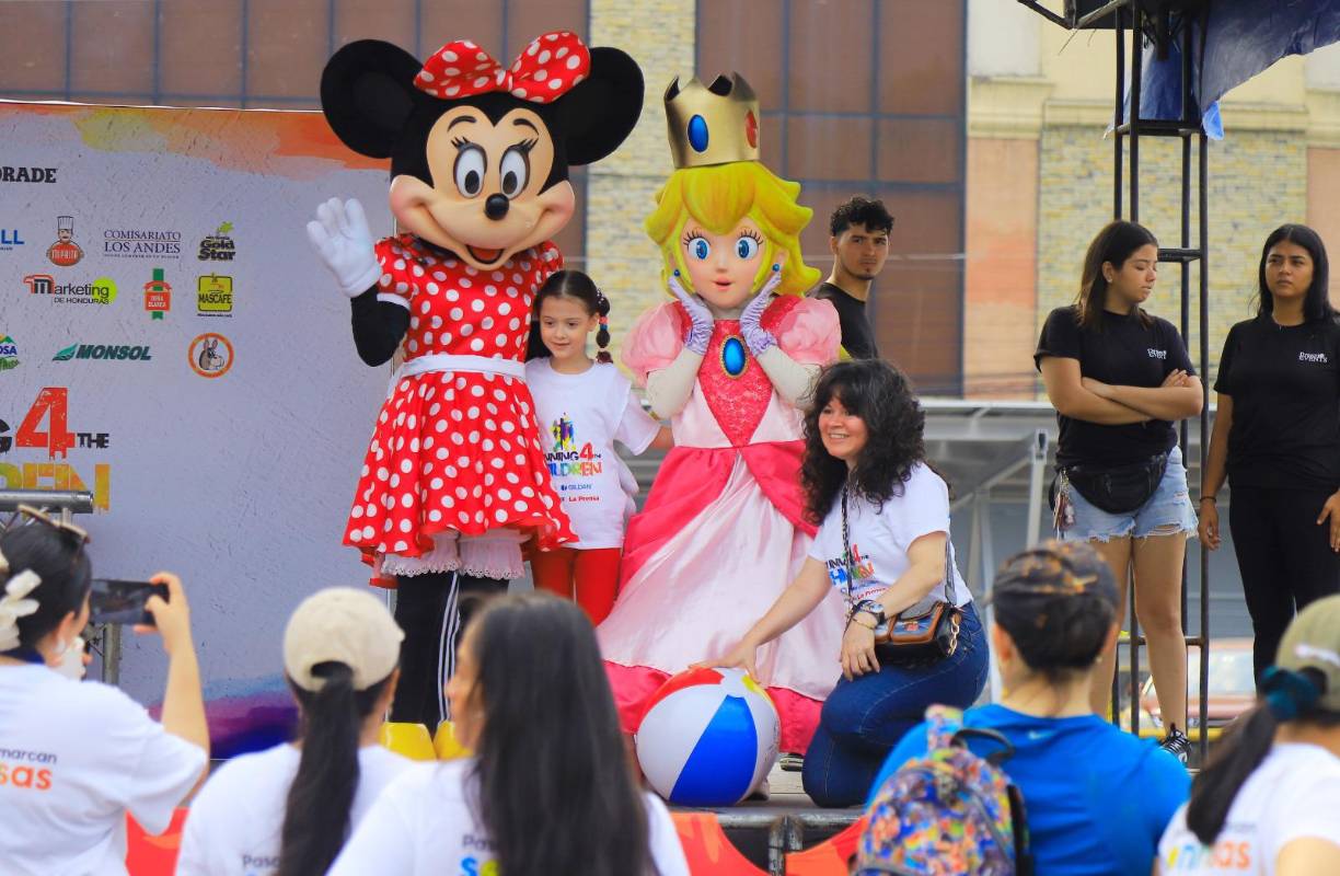 Las botargas de caricaturas fueron la atracción favorita de los pequeños.