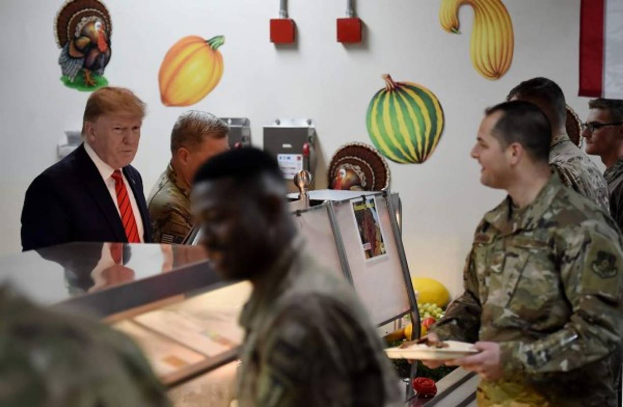 El magnate sirvió el tradicional pavo durante la cena navideña de los militares en Afganistán.
