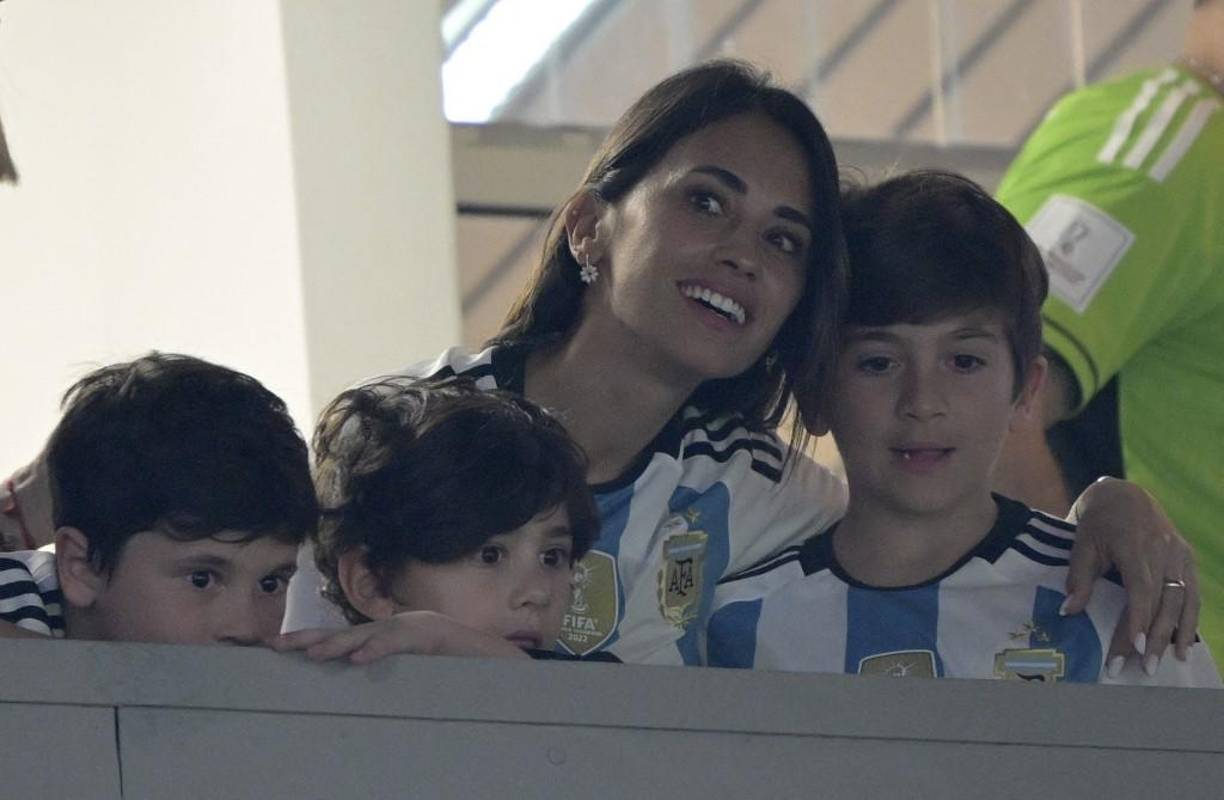 Antonela Roccuzzo, pareja de Lionel Messi, llegó al estadio Monumental en compañía de sus hijos y amistadades. 