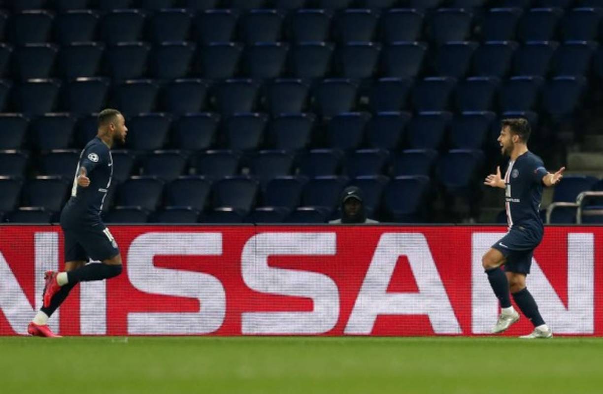 Los goleadores. Juan Bernat marcó el 2-0 del PSG y festejó con Neymar.