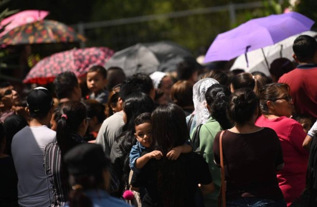 La joven, que logró ser rescatada de las aguas del río que divide a México y Estados Unidos, llegó el viernes acompañada del cónsul salvadoreño en Monterrey, Rafael Rosales.
