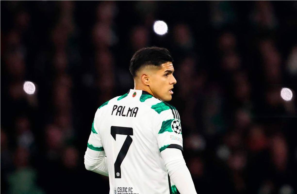 Luis Palma esperando la decisión del VAR ya que la jugada fue revisada.