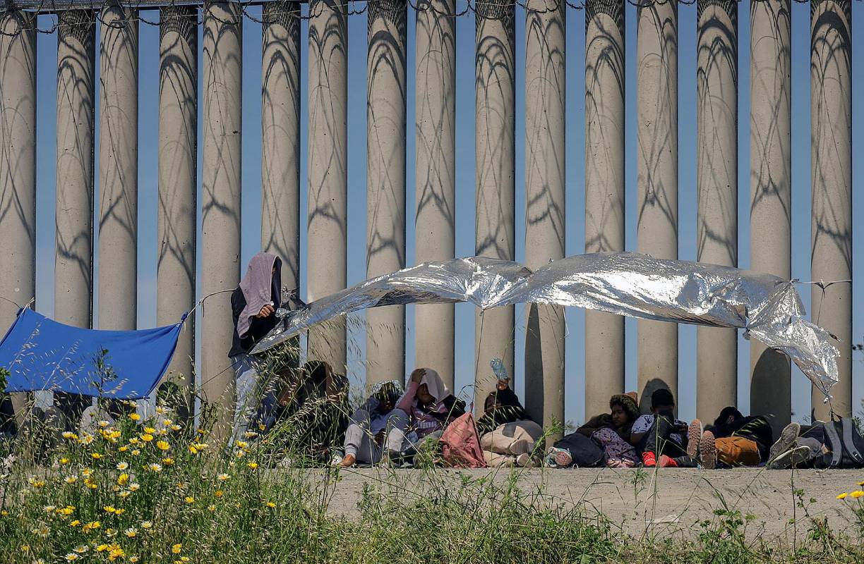 En el otro extremo de la frontera, los migrantes han instalado un campamento junto al muro en Tijuana, Baja California, a la espera de poder realizar la cita para solicitar asilo.