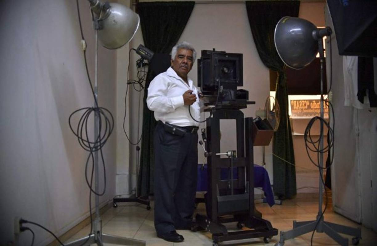 El fotógrafo mexicano Cesar Arizmendi, 73, ha retratado a grandes políticos y artistas de ese país, sin embargo, su estudio se ha quedado sin clientes en los últimos años.