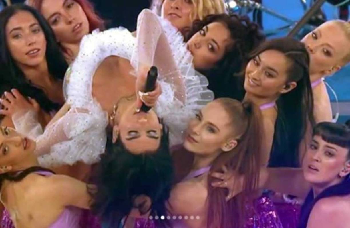 Con apenas 22 años, la londinense se ha convertido en uno de los nombres más relevantes de la música pop en todo el mundo gracias a su álbum debut, editado el pasado año y a canciones como Be the One, Last Dance, Scared to be Lonely o la más reciente One Kiss.