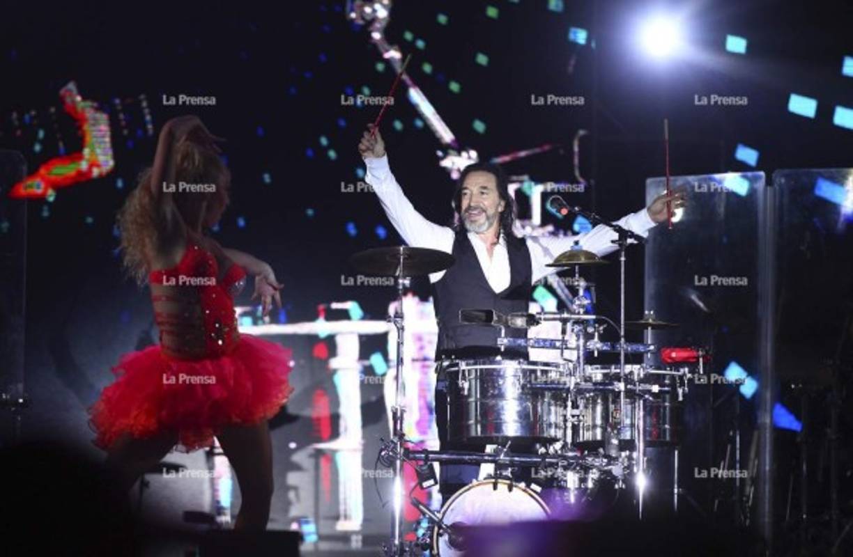 Su concierto finalizó con 'La venia bendita' y 'Cuando te acuerdes de mi', dos de los temas más aclamados de la noche.