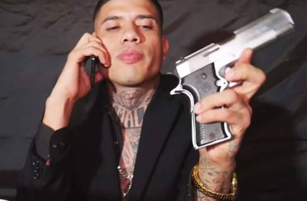 Alejandro presumía de armas, carros de alta gama y celulares en sus videos musicales.