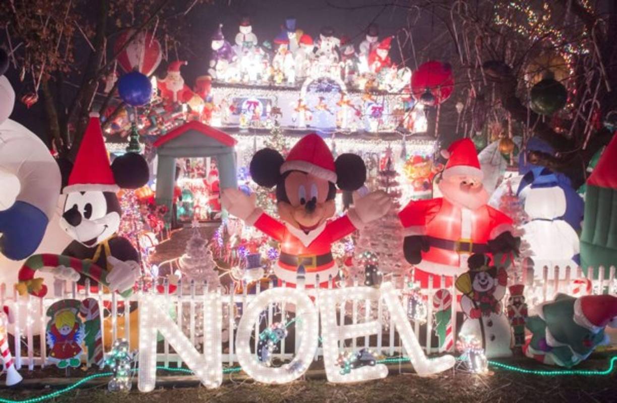 Los personajes de Papa Noel en una casa de Navidad.