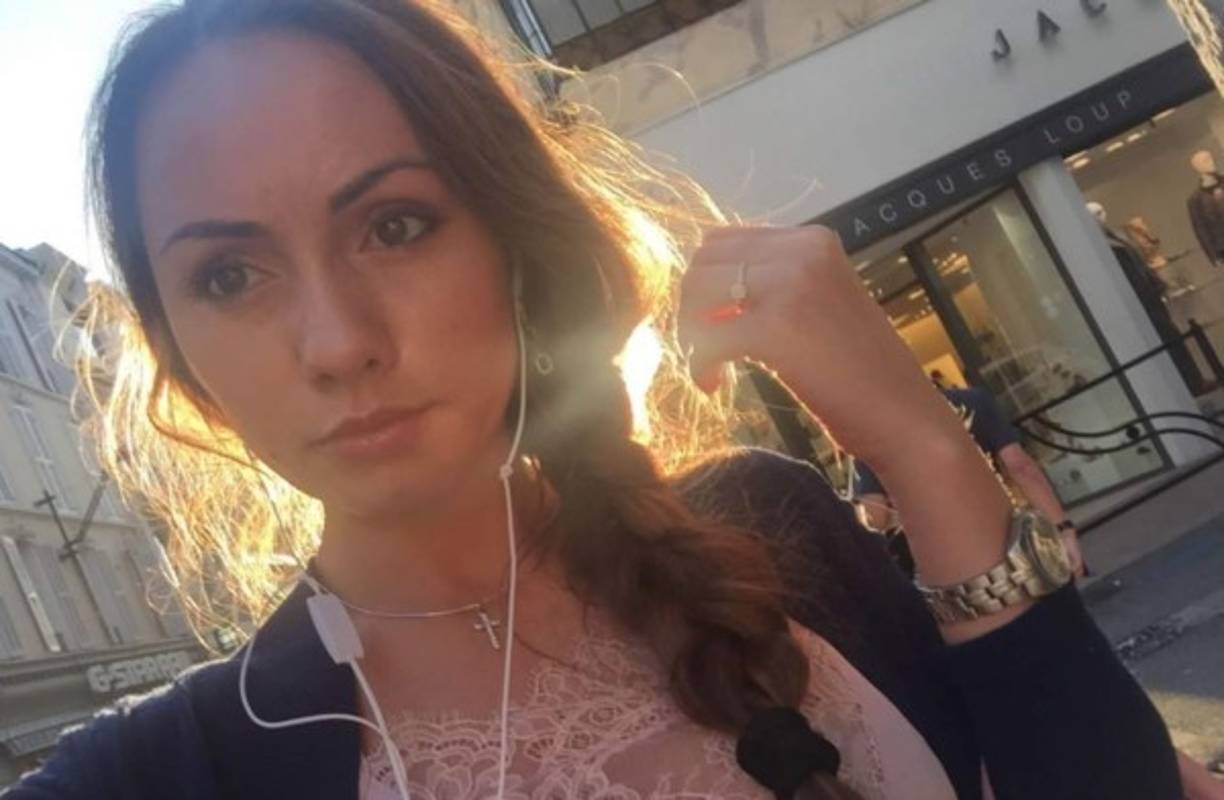 En un momento, Borodina, que viajaba en el lado del pasajero, se quitó la parte superior del bikini y quedó con el torso desnudo. Luego empezó a cantar y a bailar. Su amiga, que sostenía el volante con la mano izquierda, la filmaba con la derecha.