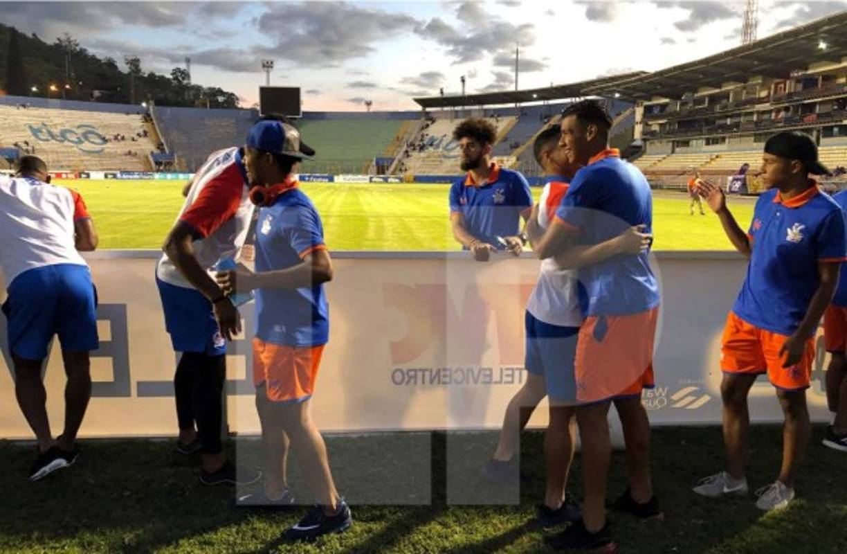 Jugadores de la UPN y Olimpia se saludan antes del partido.