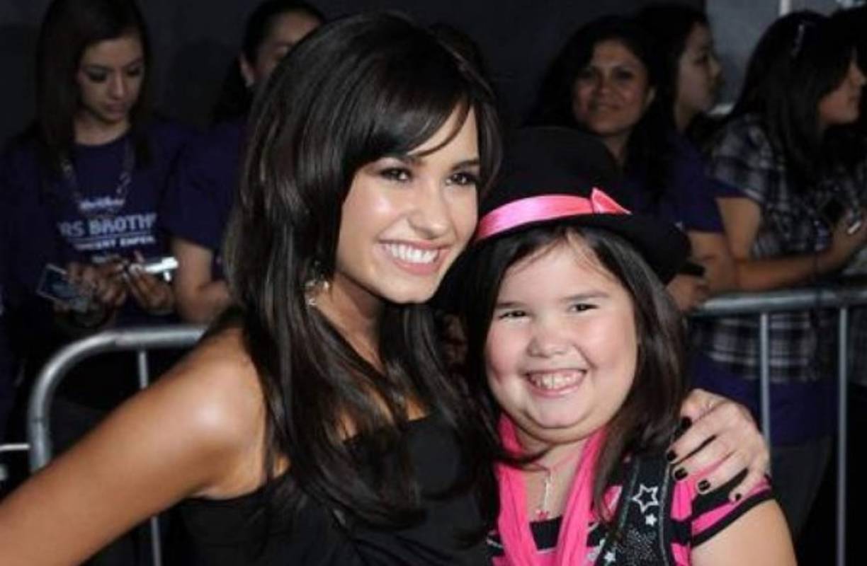 Lo que muchos desconocían es que Madison De La Garza es medio hermana de la actriz y cantante estadounidense Demi Lovato por parte de su madre.