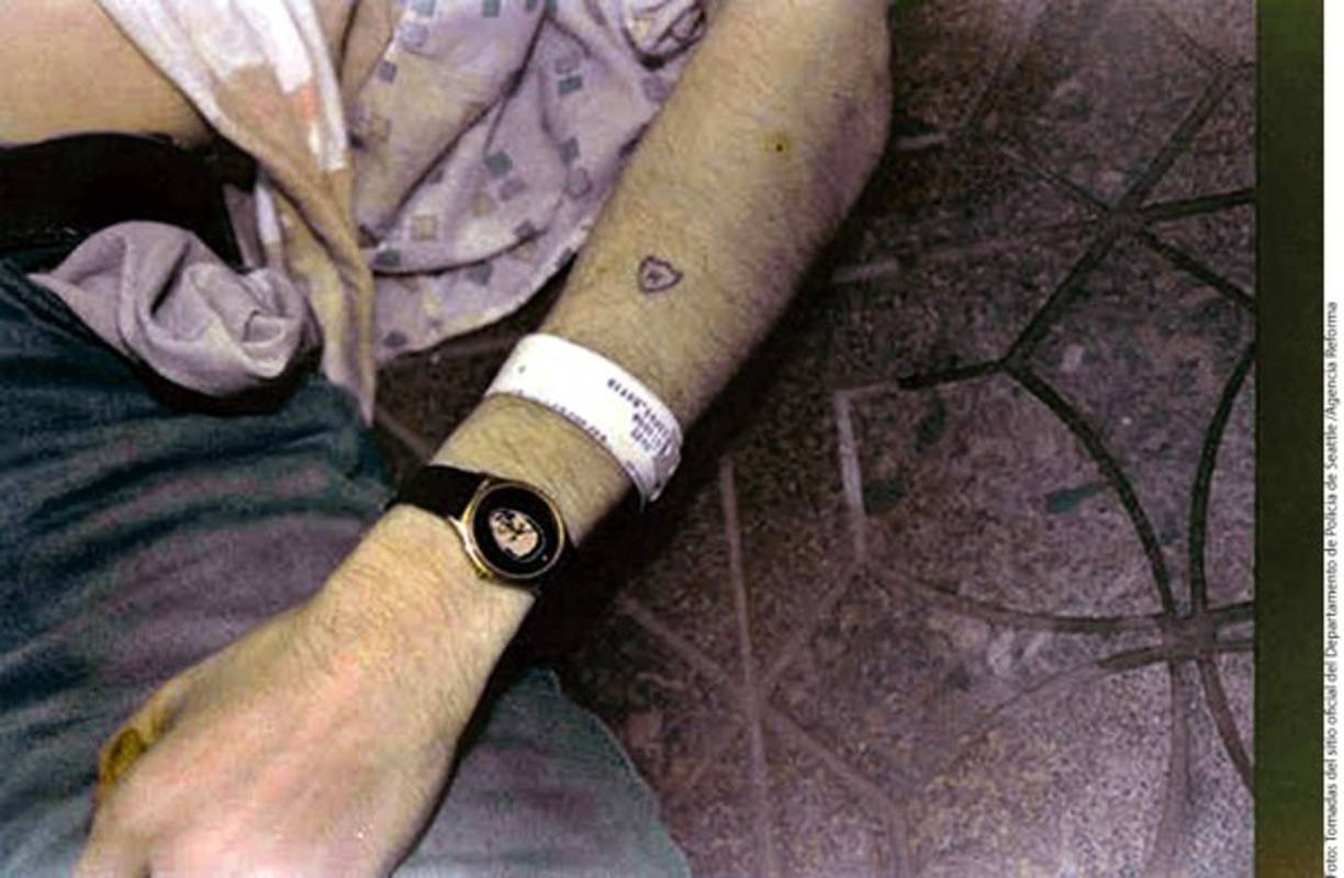 Las fotografías, que circulan ya por internet, muestran distintos objetos del músico el día que perdió la vida el 5 de abril de 1994, como una caja con utensilios para consumir drogas.