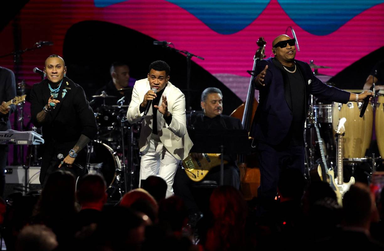 La tradicional ante salada de la gran noche de los Latin Grammy 2022, terminó con Gente de Zona, y Taboo (integrante de los Black Eyed Peas) quienes aparecieron en la escena y armaron la fiesta con su versión de “Más que tu amigo”, en la cual modificaron algunas frases para honrar al Buki. 