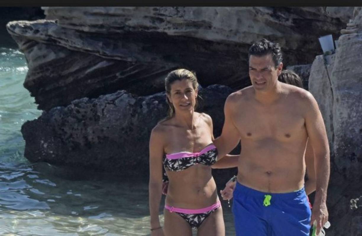 Los medios españoles lo han captado muy cariñoso en la playa. Su atletico cuerpo queda en evidencia en esta fotografía del diario elespañol.