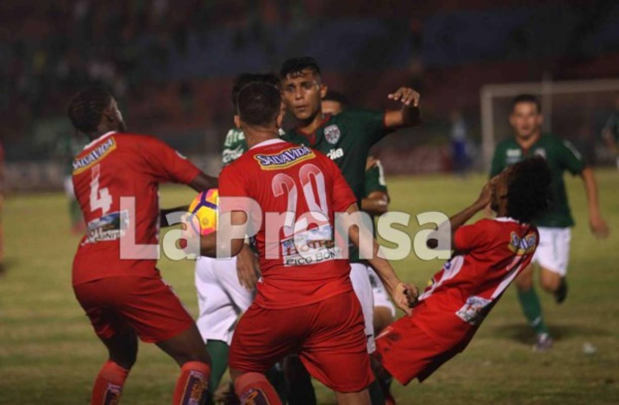 Miguel Valerio cayó al suelo en plena pelea.