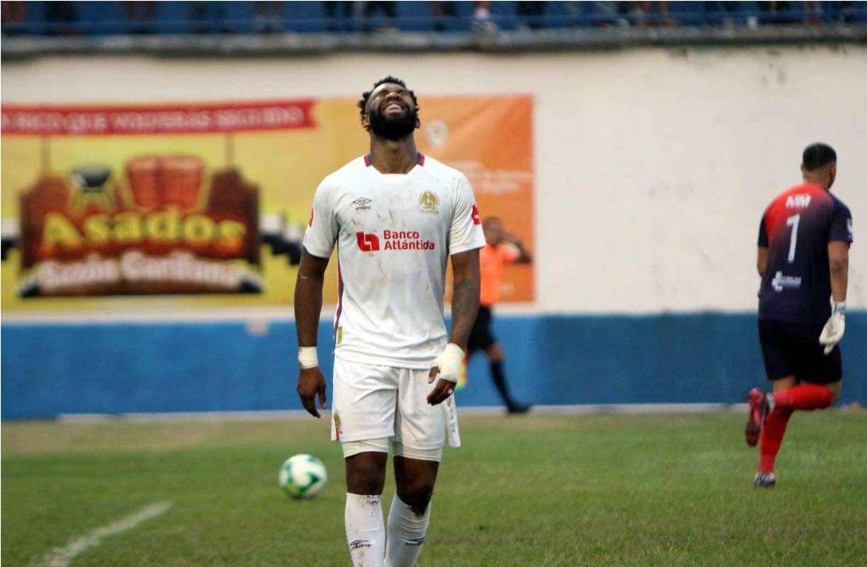 Jorge Benguché se lamenta al no poder marcar contra los Potros del Olancho FC.