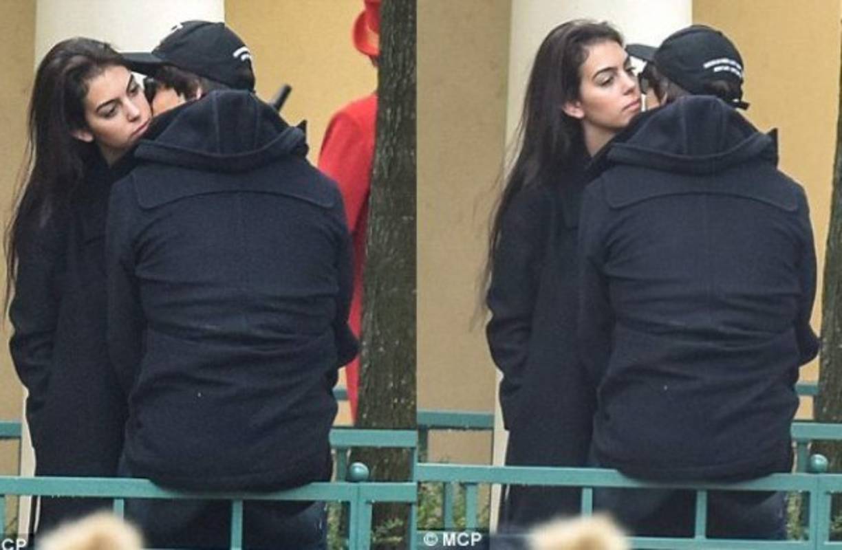 Georgina y CR7 fueron descubiertos de esta manera en fotos que revela la revista Hola.