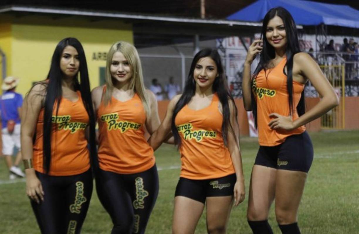Estas bellas chicas adornaron la cancha del estadio Humberto Micheletti.
