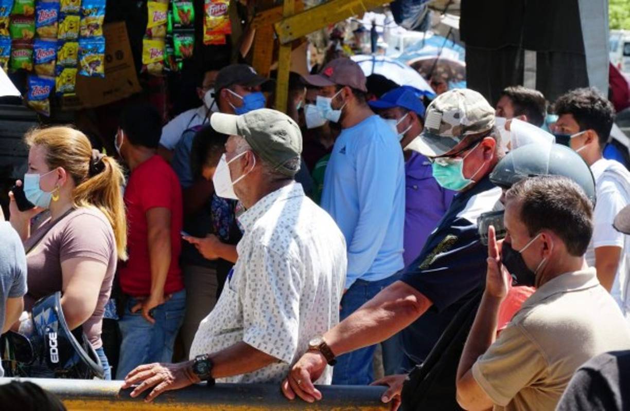 Miguel Ángel Cardona se quejó porque no lo habían atendido. Contó que llegó a la 1:40 am de ayer y a las 11:30 am aún no había sido atendido para reclamar la hoja de incapacidad.