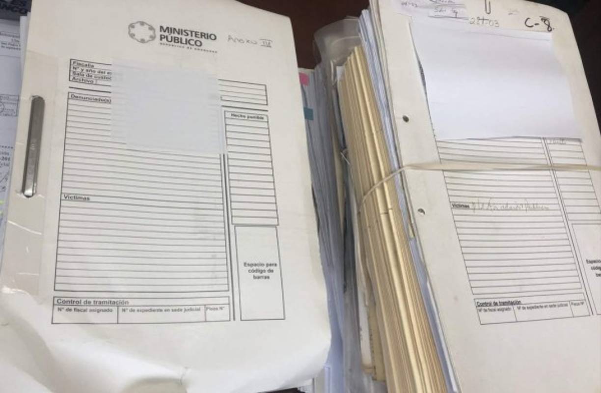 Fiscales Anticorrupción y Agentes de la ATIC realizaron labores para documentar expedientes relacionados al desvío de donaciones de equipos médicos para el tratamiento de pacientes con cáncer de hospitales públicos a consultorios privados en San Pedro Sula.<br/>