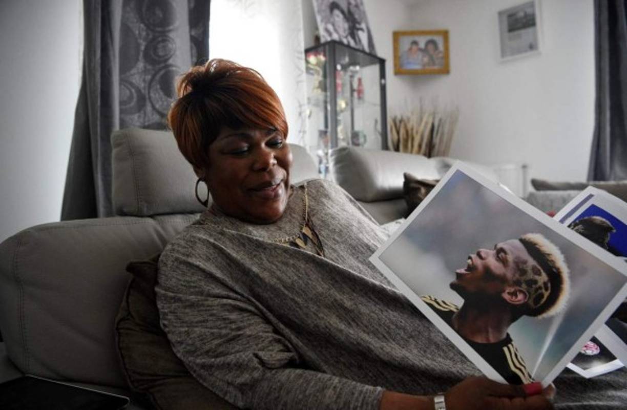 Paul Pogba - El crack francés nos tiene acostumbrados a asistir a las galas deportivas junto a su madre, Yeo Moriba, quien siempre habla del amor hacia su hijo.