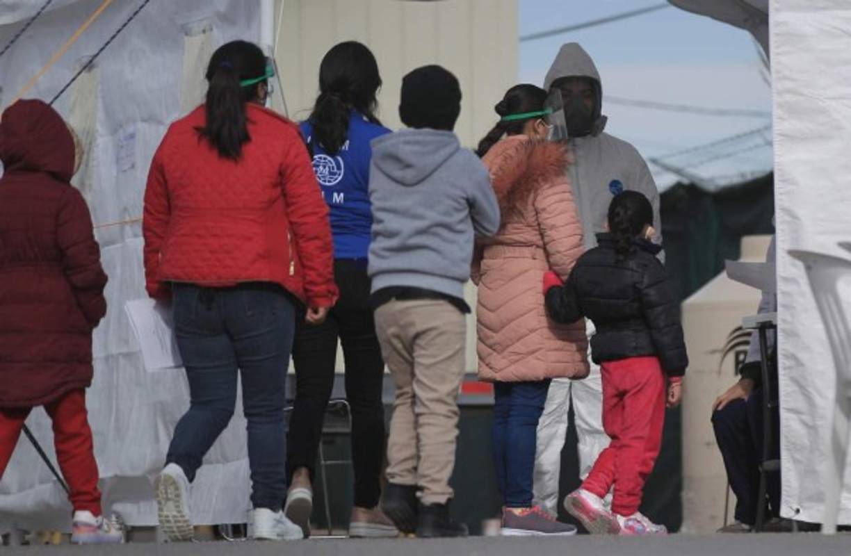 Y un confuso ida y vuelta sobre sus promesas de aumentar el número de refugiados admitidos en Estados Unidos alimentó la sensación de desorden.