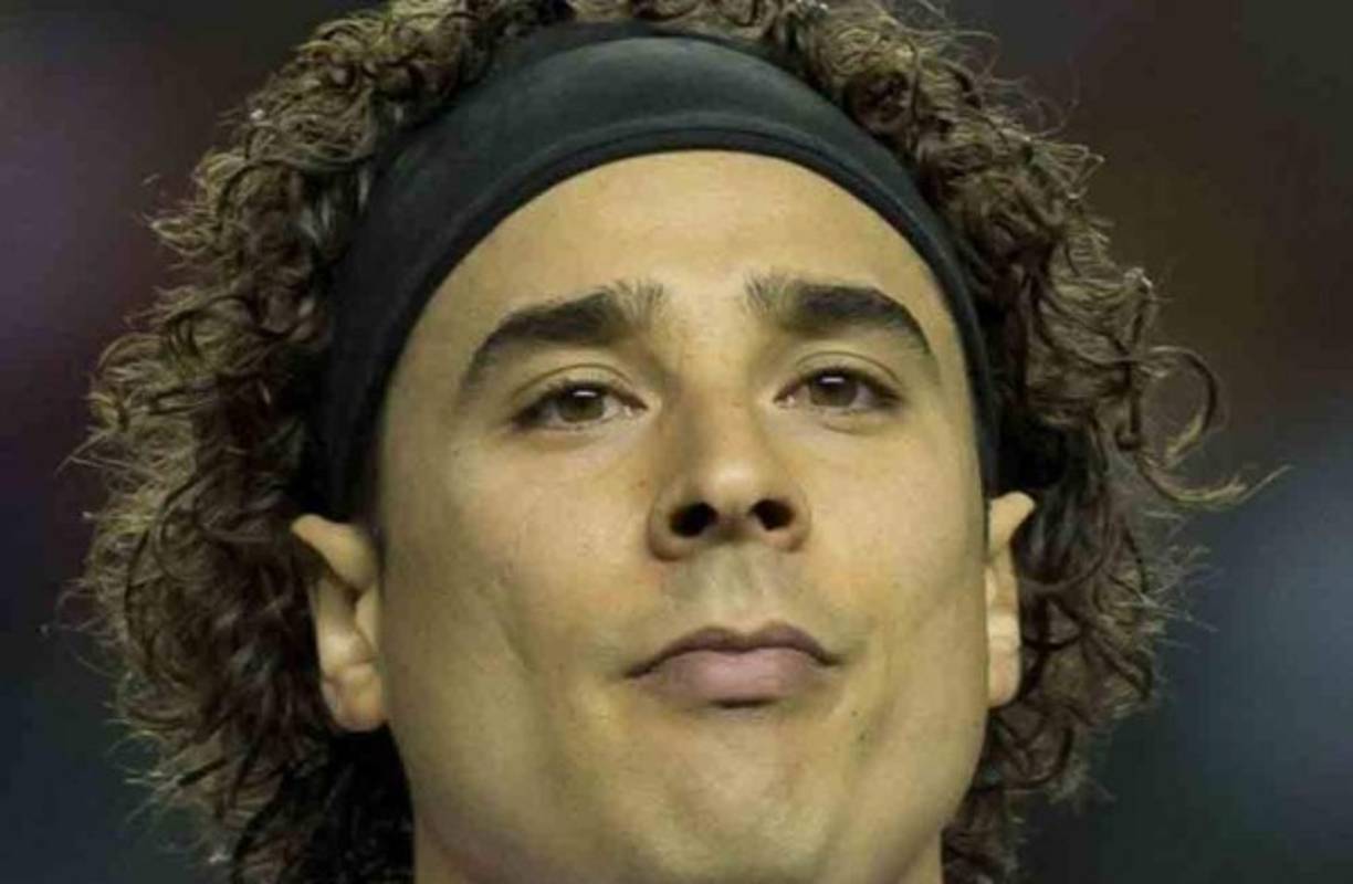 Después de lucir por varios años una frondosa melena rizada que solía peinar hacia atrás con un cintillo, el guardameta decidió cortarse el pelo.