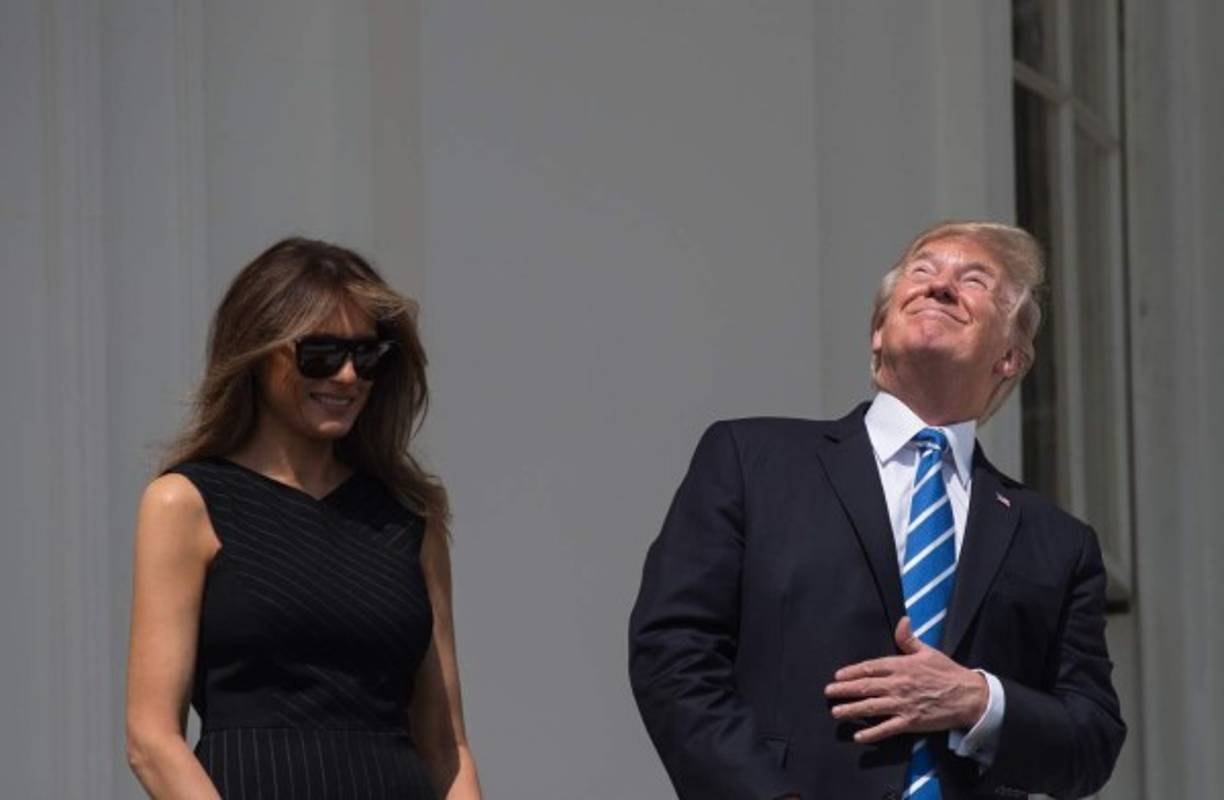 El presidente Donald Trump observó el fenómeno con su esposa Melania desde el balcón Truman de la Casa Blanca. Durante un instante, él levantó la mirada hacia el cielo sin lentes antes de que uno de sus asistentes le pidiera enfáticamente que no lo hiciera.
