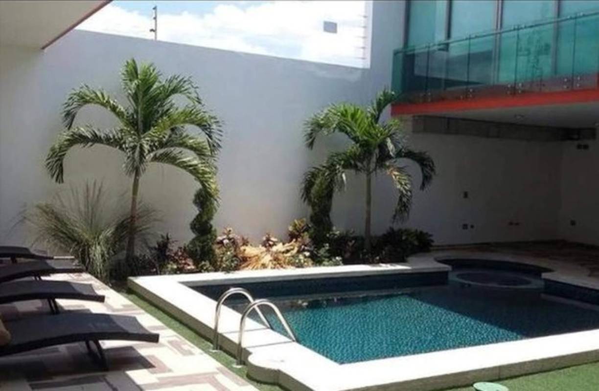 Los militares lograron detenerlo en el exclusivo complejo, pero tras una ola de violencia desatada en la ciudad, las autoridades decidieron liberarlo. 'Lo tenemos detenido, no lo hemos podido sacar, pero lo tenemos', indicó uno de los oficiales a cargo de la operación.