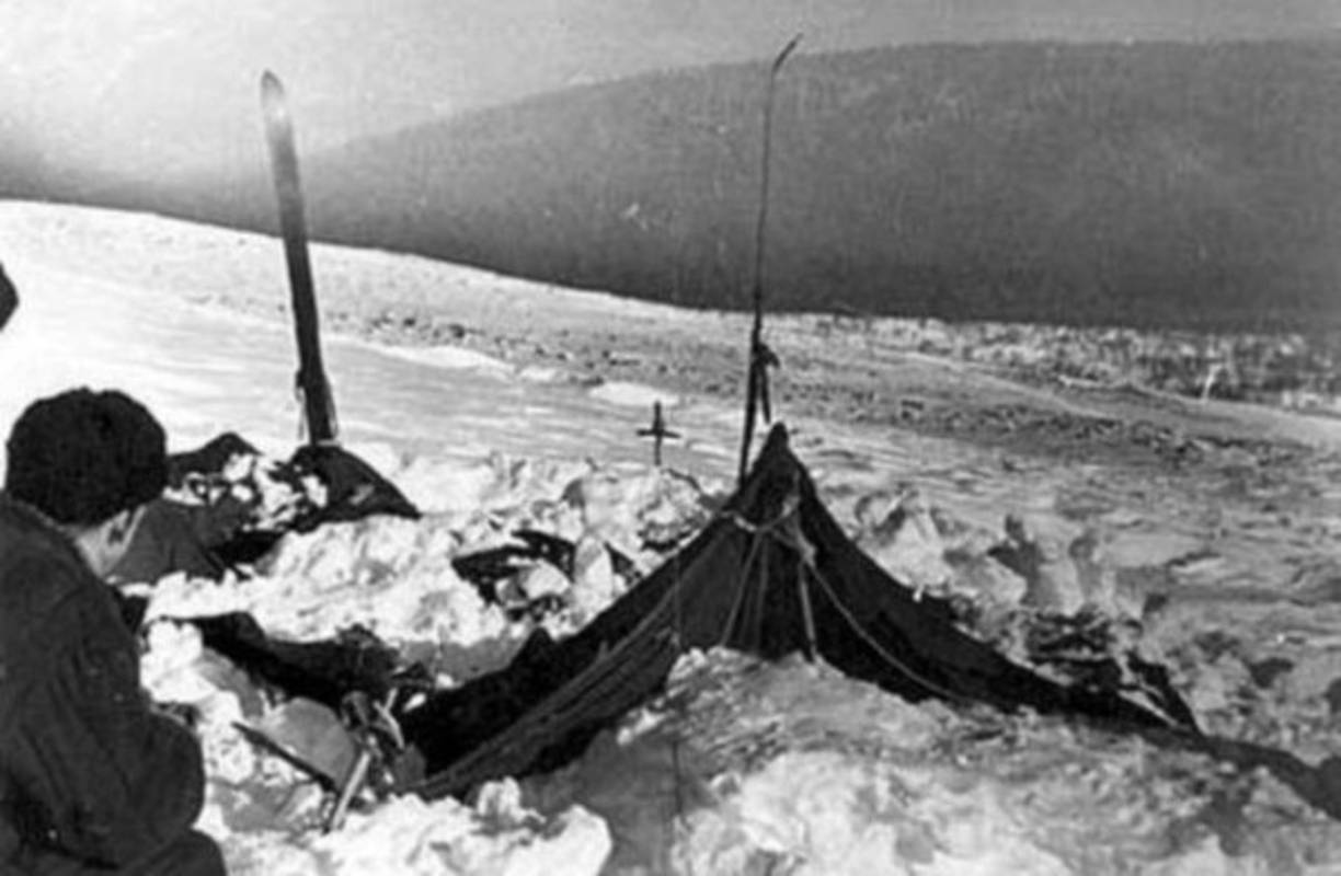 Los alpinistas desaparecidos. En 1959, un grupo de amigos se dirigía a hacer alpinismo y acamparon en Rusia. Poco después desaparecieron y dejaron sus carpas vacías. Cuando los cuerpos se encontraron llevaban poca ropa, tenían heridas internas y el cuerpo teñido de naranja. No había señales de lucha, aunque a algunos de ellos les faltaba la lengua y los ojos. Hasta el día de hoy no hay información sobre qué pudo haberles sucedido, aunque existen toda clase de teorías.