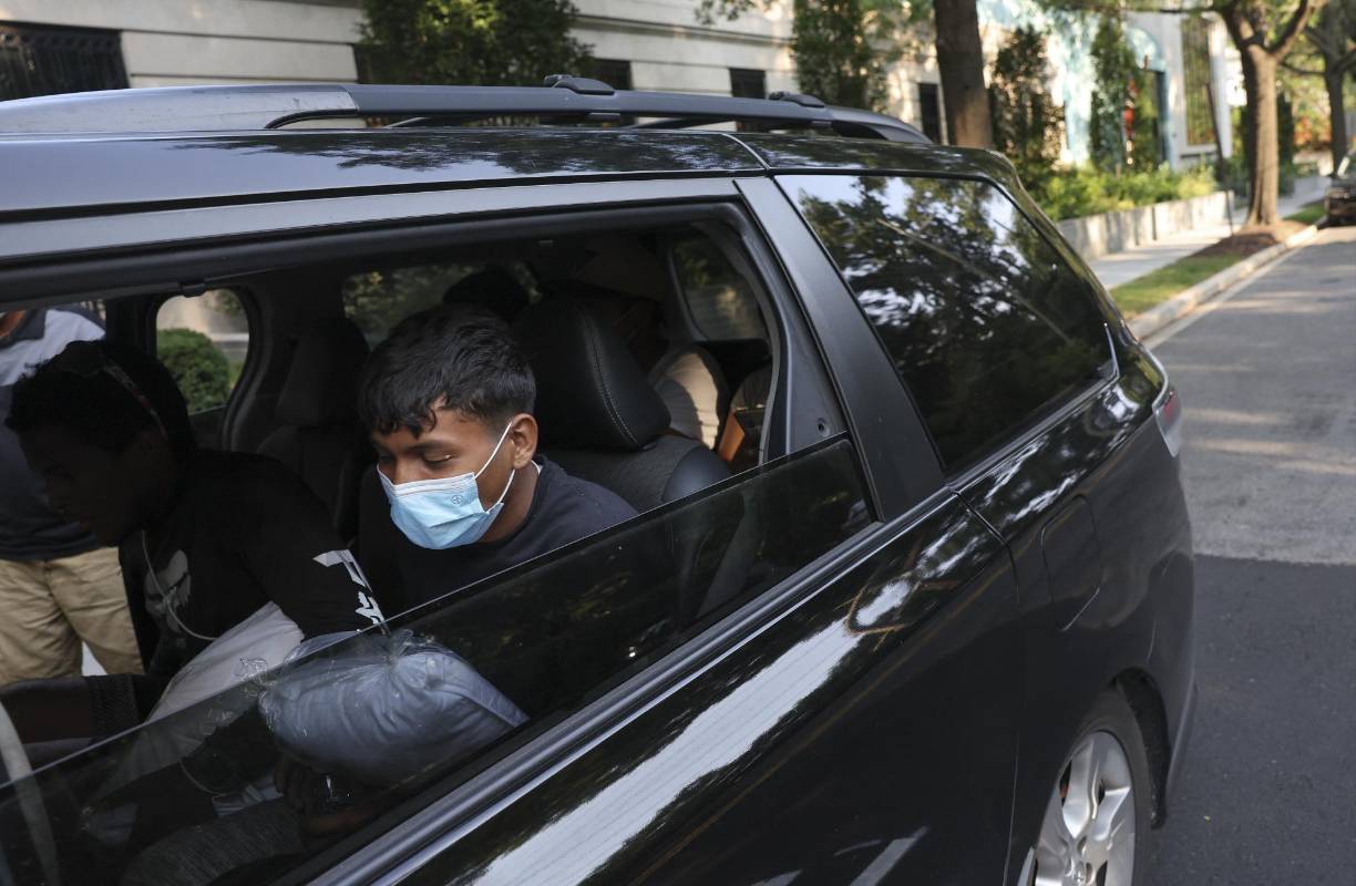 En abril pasado Abbott anunció su intención de mandar a indocumentados a Washington DC, en respuesta a la decisión del Gobierno del presidente Joe Biden de rescindir una normativa sanitaria que permitía expulsarlos por la pandemia, que no llegó a ponerse en marcha por el bloqueo de los tribunales.