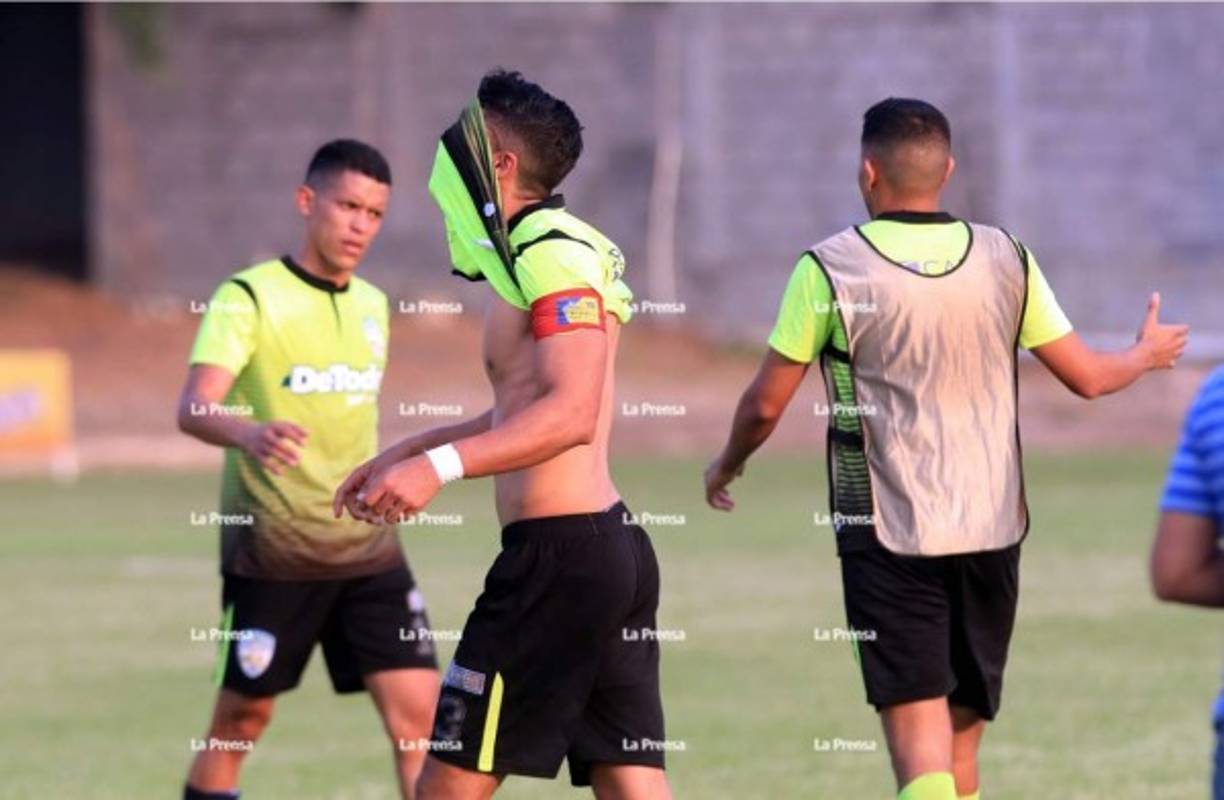 El capitán del Real de Minas, Nelson Muñoz, con frustración luego de la derrota.