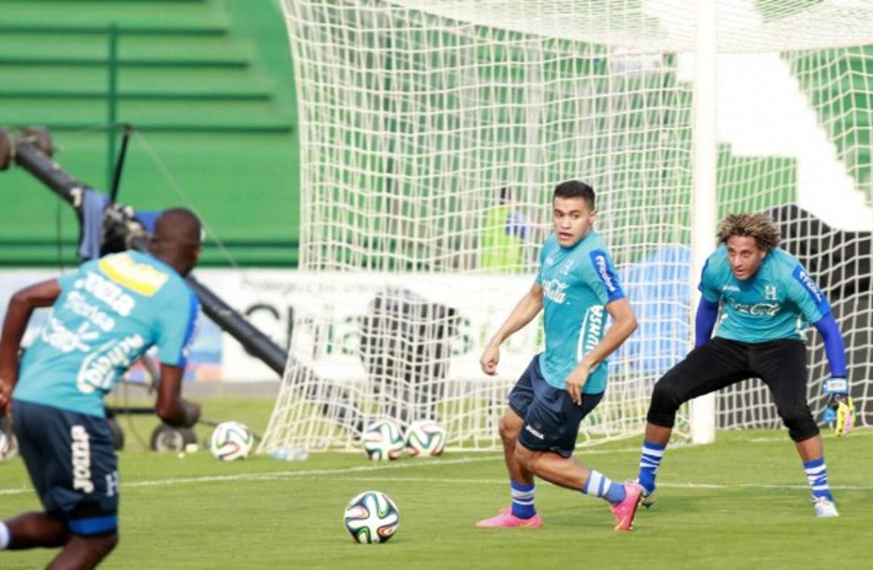 Kevin Hernández, atento a lo que haga Roger Rojas con el balón.